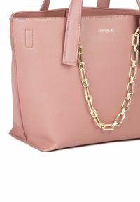 Rosa læder tote bag med to top-håndtag og en guldkædeaccent. Har en tekstureret overflade og en rektangulær form for et struktureret design.