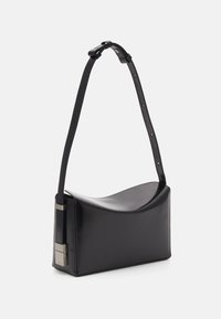 Sac à main en cuir noir avec un dessus arrondi, un corps rectangulaire et une bandoulière réglable. Présente des détails en métal.