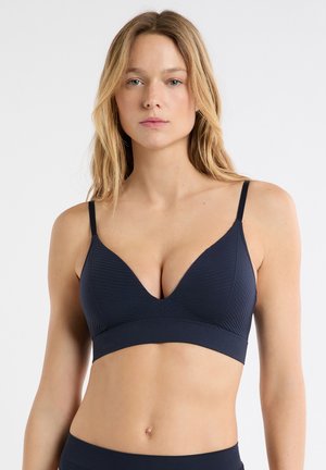 Marineblauwe beha met een driehoekig ontwerp, geribbelde textuur en dunne bandjes. Voorzien van een brede band voor extra steun en een naadloze afwerking.