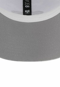 Graue Kappe mit flachem Schirm und weißen Nähten. Verfügt über einen strukturierten Stoff und ein Innenetikett mit Größeninformationen.