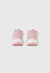 Sneakers in rete rosa con accenti bianchi, dotati di un pannello posteriore texturizzato e suola in gomma. Anello sul tallone per una facile calzata.