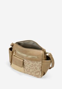 Bolso de hombro beige hecho de cuero y tela. Presenta un patrón de estampado de leopardo, bolsillos con cremallera y una correa desmontable. Acentos texturizados.