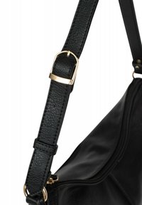 Borsa a tracolla nera in pelle con una finitura testurizzata, dotata di una fibbia e dettagli della tracolla in tonalità dorata, che mette in mostra una forma curva e slanciata.