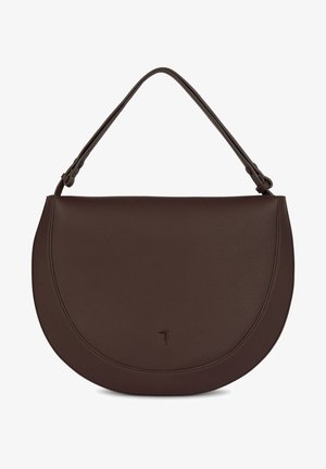 Sac à main en cuir marron foncé en forme de demi-lune avec une surface texturée, une sangle unique réglable et un logo embossé subtil proche du bas au centre.