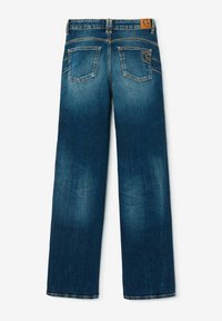 Jean en denim bleu avec des zones décolorées, coupe droite, deux poches arrière et un petit patch en cuir sur la taille.