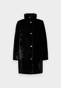Sorte faux fur frakke med høj krave og fem frontknapper, lange ærmer og lige snit, præsenteret på en ensfarvet lys baggrund.