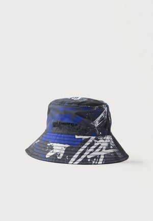 Čierny klobúk typu vedierko s modrými a bielymi grafickými vzormi, s logom "Karl Lagerfeld Jeans". Vyrobený z hladkej tkaniny s širokým okrajom.