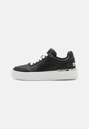 Sneakers - black