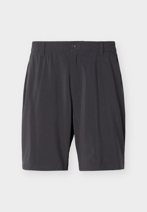 Tumši pelēkas vīriešu šortus ar elastīgu jostasvietu, pogu aizdari, jostas cilpām un sānu kabatām, attēlotus uz vienkārša gaiša fona.