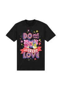 Czarny bawełniany t-shirt z kolorowymi rysunkowymi niedźwiedziami, napisem "Rób małe rzeczy z WIELKĄ MIŁOŚCIĄ" oraz akcentami w formie gwiazdek i serc.