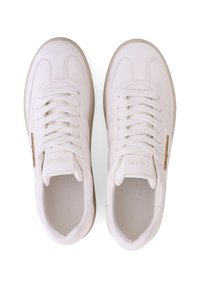 Weiße Ledersneaker mit flacher Sohle, runder Zehenpartie und klassischem Schnürverschluss. Verfügt über dezente Nähte und einen goldenen Akzent an der Seite.