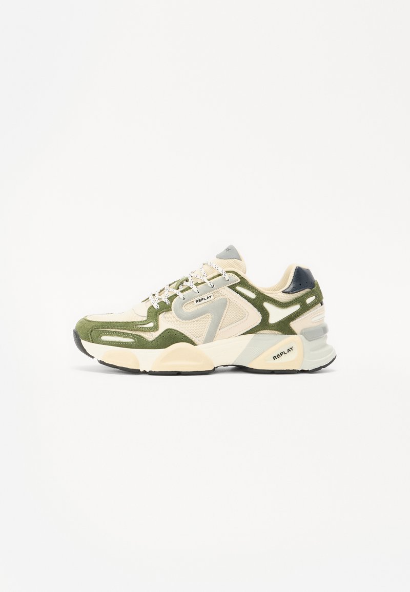 Sneakers met een groene en beige suede bovenwerk, mesh panelen en rubberen zool. Voorzien van zilveren accenten en een gevoerde kraag voor comfort.
