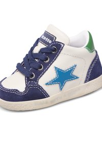 Sneaker blu e bianco realizzato in pelle e suede, caratterizzato da un accento a forma di stella blu, lacci blu navy e un dettaglio verde sul tallone. Suola testurizzata.