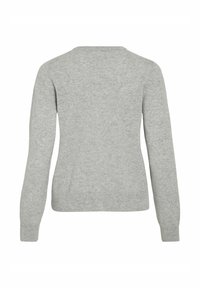Sivi pulover iz pletenine z dolgimi rokavi, okroglim izrezom in teksturiranim tkanjem z nežnim zaključkom. Brez vidnih logotipov ali poudarkov.