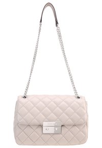Borsa beige trapuntata con tracolla in catena argentata e chiusura rettangolare in metallo. Texture liscia con dettagli a motivo diamante.