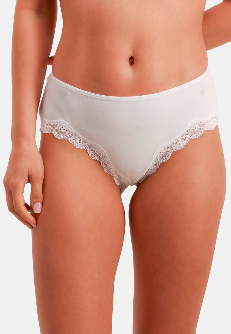 Weiße Baumwollunterhose mit gezacktem Spitzenbesatz an Taille und Beinen, mit einem kleinen Logoakzent auf der Vorderseite.