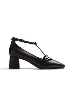 Chaussure en cuir noir à talon moyen avec bout pointu et fermetures à boucle en bride T sur le cou-de-pied et la cheville sur fond blanc.