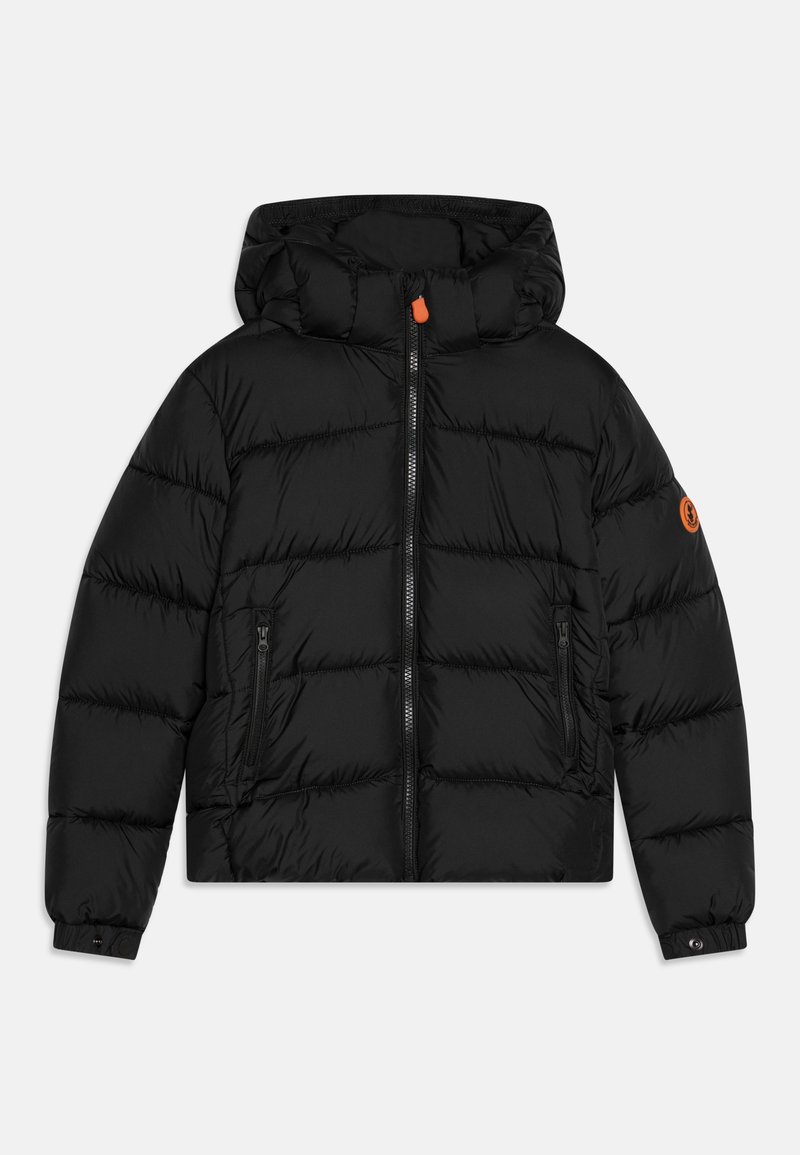Giacca a vento nera con cappuccio, caratterizzata da cuciture orizzontali, due tasche con zip e un accento arancione sulla zip e sulla manica.