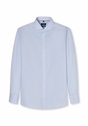 Hellblaues Herrenhemd mit langen Ärmeln, dünnen weißen vertikalen Streifen, durchgehend geknöpft und mit klassischem Kragen auf weißem Hintergrund.