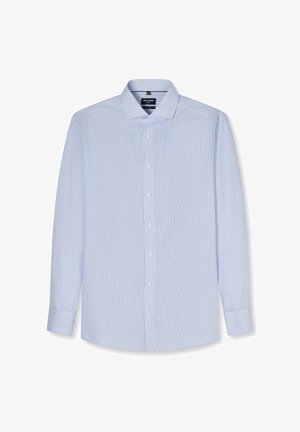 Hellblaues Herrenhemd mit langen Ärmeln, dünnen weißen vertikalen Streifen, durchgehend geknöpft und mit klassischem Kragen auf weißem Hintergrund.