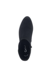 Czarny botek do kostki wykonany z zamszu, charakteryzujący się spiczastym noskiem, smukłą sylwetką, bocznym zamkiem błyskawicznym oraz subtelnym brandingiem na wewnętrznej stronie.