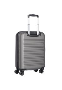 Valise rigide en gris métallique avec texture rainurée, poignée en aluminium extensible et quatre roulettes pivotantes noires pour une facilité de mobilité.