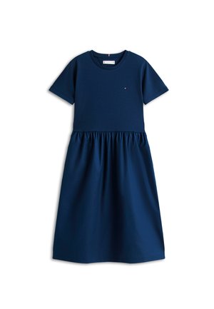 Marineblå kortermet kjole med innsvingt midje og lite logo på venstre bryst, lagt flatt på hvit bakgrunn.