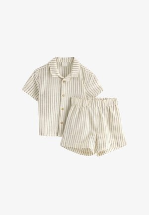 Lyhythihainen napitettava paita ja joustovyötäröiset shortsit settiä, väri beige, ohuilla pystysuorilla mustilla raidoilla.