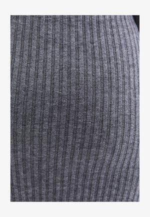 Grau gestreifter Stoff mit vertikalen Streifen, weicher Textur und tailliertem Design, geeignet für Bekleiungsanwendungen.