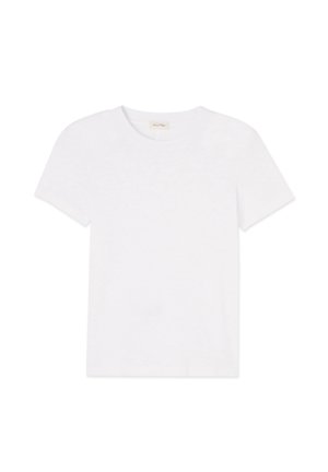 Effen witte T-shirt met korte mouwen en ronde hals, plat weergegeven op een witte achtergrond.