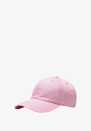 Jasnoróżowa sześciopanelowa czapka z daszkiem baseballowym, z zakrzywionym daszkiem i przeszyciami wentylacyjnymi, przedstawiona na białym tle.