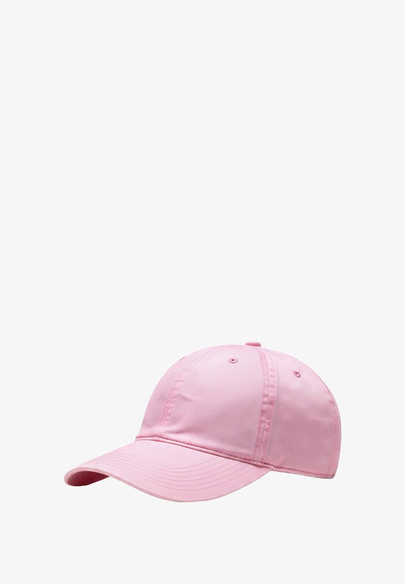 Jasnoróżowa sześciopanelowa czapka z daszkiem baseballowym, z zakrzywionym daszkiem i przeszyciami wentylacyjnymi, przedstawiona na białym tle.