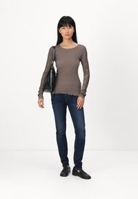 Rosemunde BERNADINE  REGULAR O NECK - Pitkähihainen paita - brown