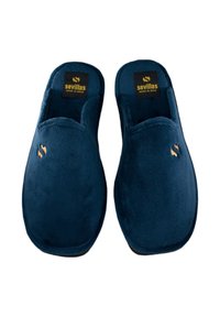 Pantuflas de color azul oscuro, suaves y de diseño tipo slip-on, con textura lisa y logo en color naranja. Confeccionadas con un tejido suave.