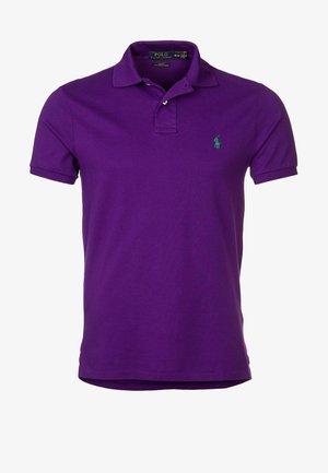 Polo violet à manches courtes avec col et deux boutons, doté d'un petit logo vert brodé sur la poitrine gauche.