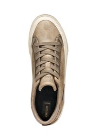 Sneaker in pelle beige con superficie testurizzata, punta rotonda e suola in gomma. Presenta lacci piatti e un accento laterale decorato. All'interno, una soletta nera mostra "GEOX."