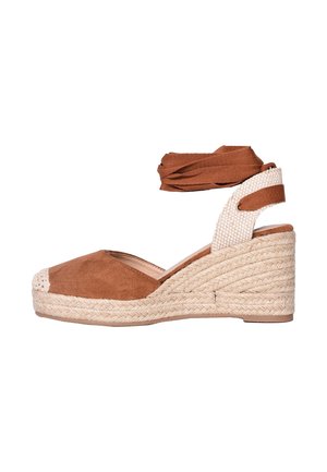 Sandalo zeppa in pelle scamosciata marrone con tacco in juta intrecciata e cinturino alla caviglia, con punta chiusa e tallone rivestito in mesh strutturato.