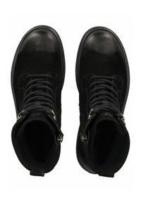 Botas negras hasta el tobillo con imitación de cuero texturizado, punta redonda y diseño de cordones; cuenta con herrajes plateados y un forro interior suave.