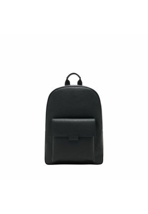 Zaino in pelle nera con una texture liscia, forma arrotondata, manico superiore e una tasca con flap anteriore dotata di una chiusura rettangolare.