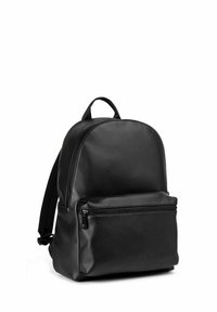 Sac à dos en cuir noir avec un dessus arrondi, poche zippée à l'avant, bretelles ajustables et une poignée sur le dessus. Texture lisse avec un branding minimaliste.