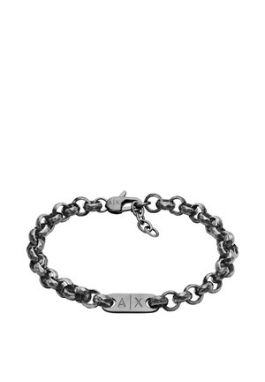 Bransoletka łańcuchowa z polerowanego czarnego metalu z przeplatającymi się ogniwami i prostokątną zawieszką z wygrawerowanym logo. Zapięcie na karabińczyk.