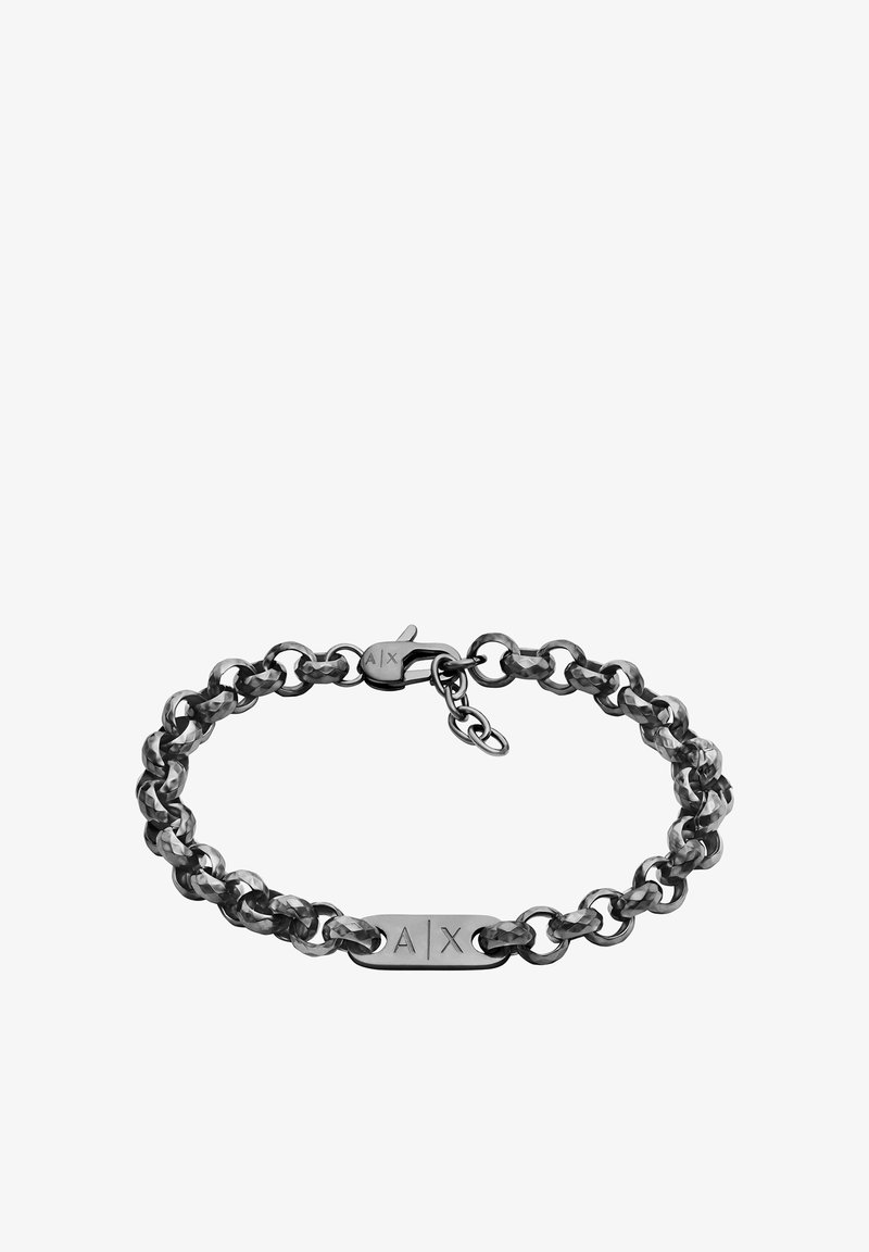 Bracelet chaîne en métal noir poli avec des maillons entrelacés et un pendentif rectangulaire portant un logo gravé. Fermeture à mousqueton.