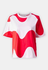 Camiseta de algodón con un atrevido patrón ondulado en rojo y blanco, mangas cortas y cuello redondo. Textura suave, corte casual.