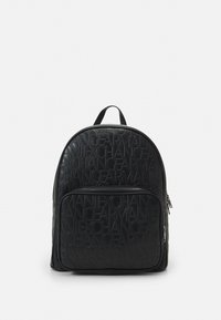 Zaino nero con motivo a logo embossato, forma arrotondata e tasca frontale con zip. Presenta spallacci doppi e maniglia superiore.