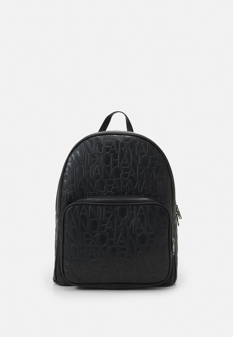 Zaino nero con motivo a logo embossato, forma arrotondata e tasca frontale con zip. Presenta spallacci doppi e maniglia superiore.