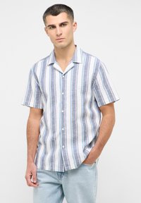 Camisa de manga corta de botones en azul, blanco y amarillo con rayas horizontales. Fabricada con un tejido ligero, tiene un corte relajado y un diseño de cuello tipo camp.