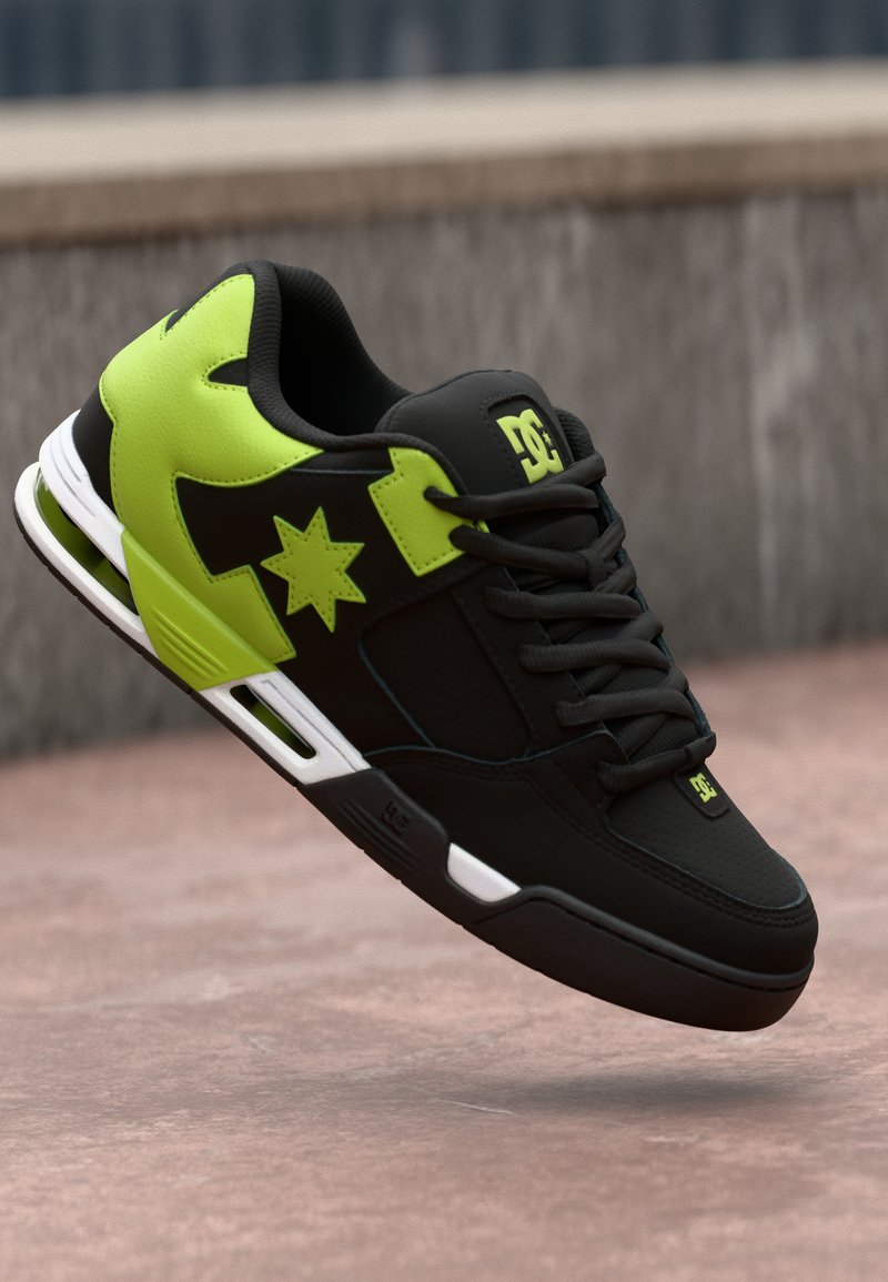 Schwarzer Skate-Schuh mit neongrünen Akzenten und einem Stern-Logo, gepolstertem Kragen, strukturierten Oberflächen und weißen Sohlen-Details.