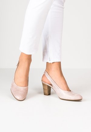 Talons slingback en daim rose avec un bout arrondi, un talon bloc en bois de taille modérée et une texture lisse.