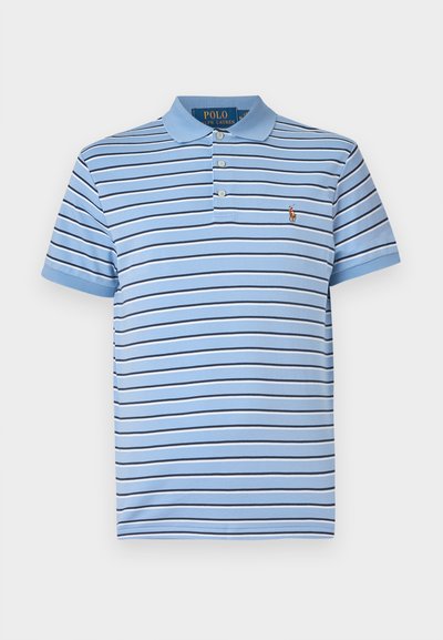 Ανοιχτό μπλε βαμβακερό πόλο μπλουζάκι με οριζόντιες ρίγες σε ναυτικό και λευκό χρώμα, δύο κουμπιά μπροστά και κεντημένο λογότυπο στο στήθος.
