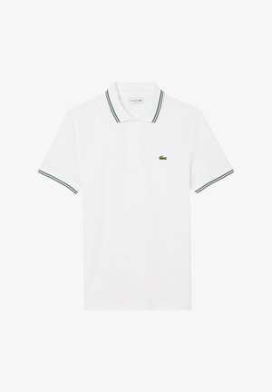 Weißes Poloshirt aus Baumwolle, mit grün-weißen gestreiften Kragen und Ärmeln, sowie einem kleinen grünen Logo auf der Brust.